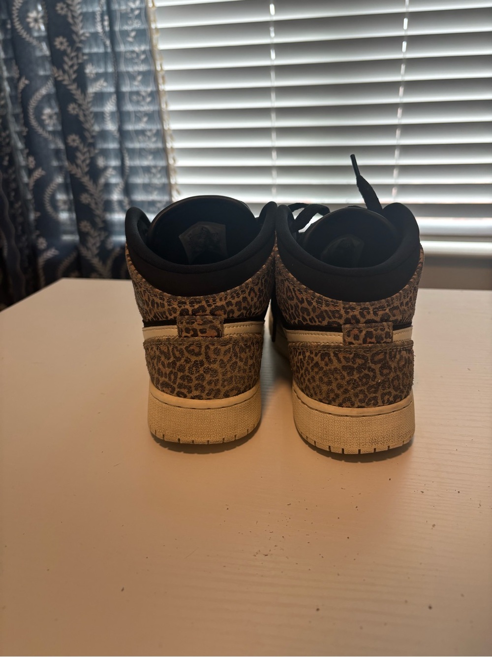 Jordan l Mid SE Leopard (GS) - Picture 4 of 9